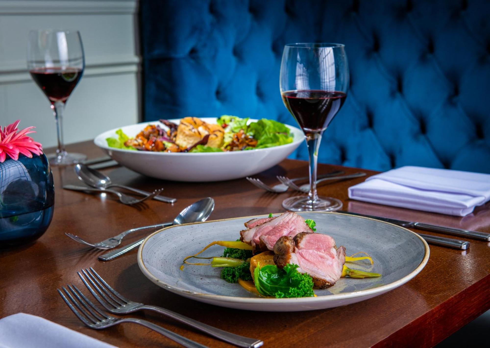 Hotel The Millstone, Mellor Blackburn  Exteriér fotografie A meal at the restaurant