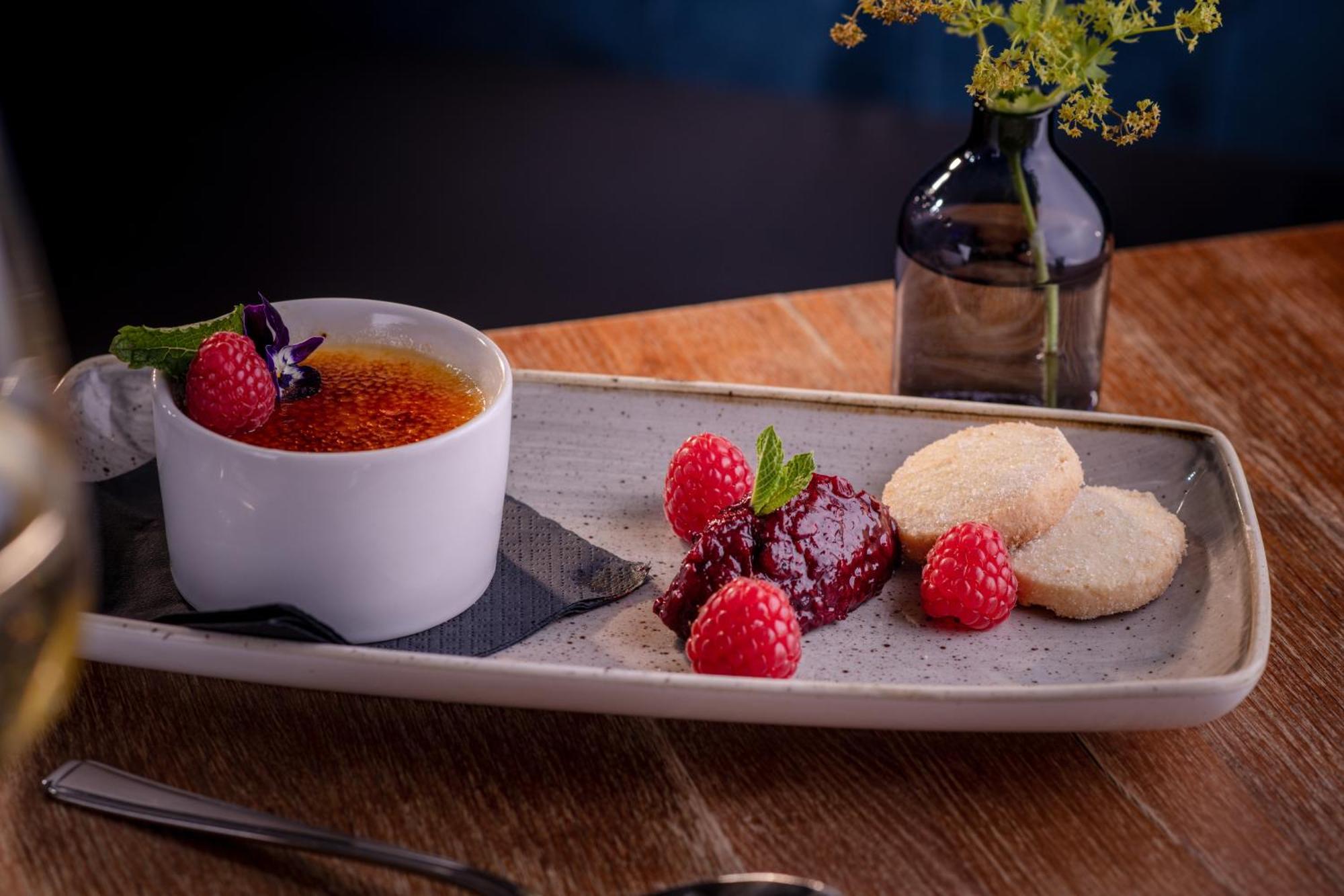Hotel The Millstone, Mellor Blackburn  Exteriér fotografie Crème brûlée with raspberries