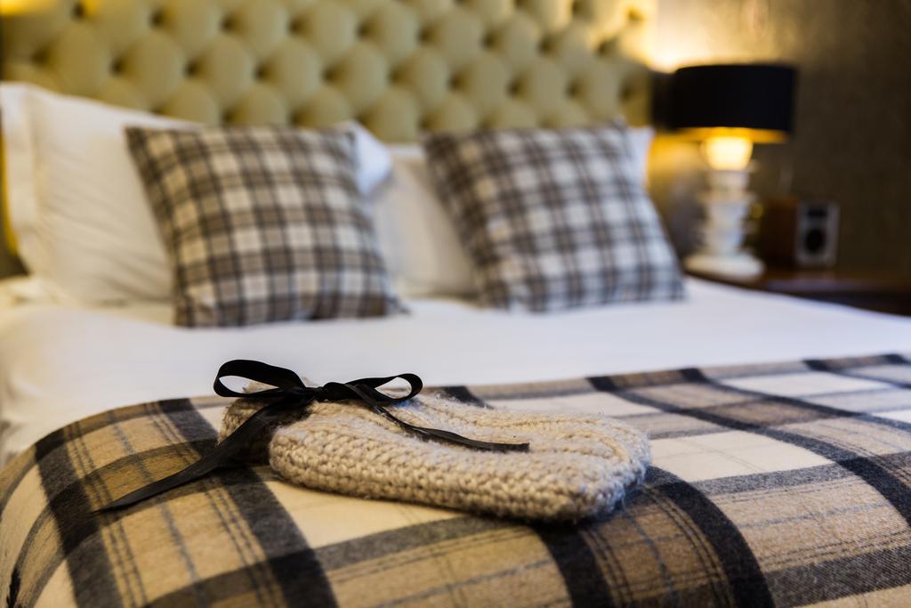 Hotel The Millstone, Mellor Blackburn  Pokoj fotografie A bed with a throw