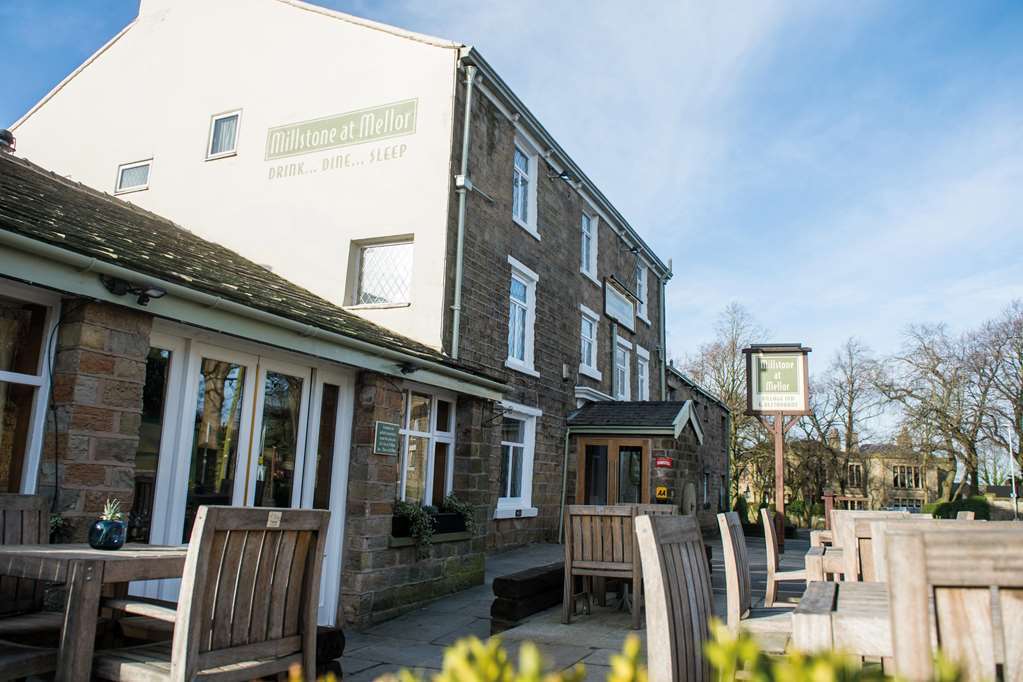 Hotel The Millstone, Mellor Blackburn  Exteriér fotografie The Green Man, 2015