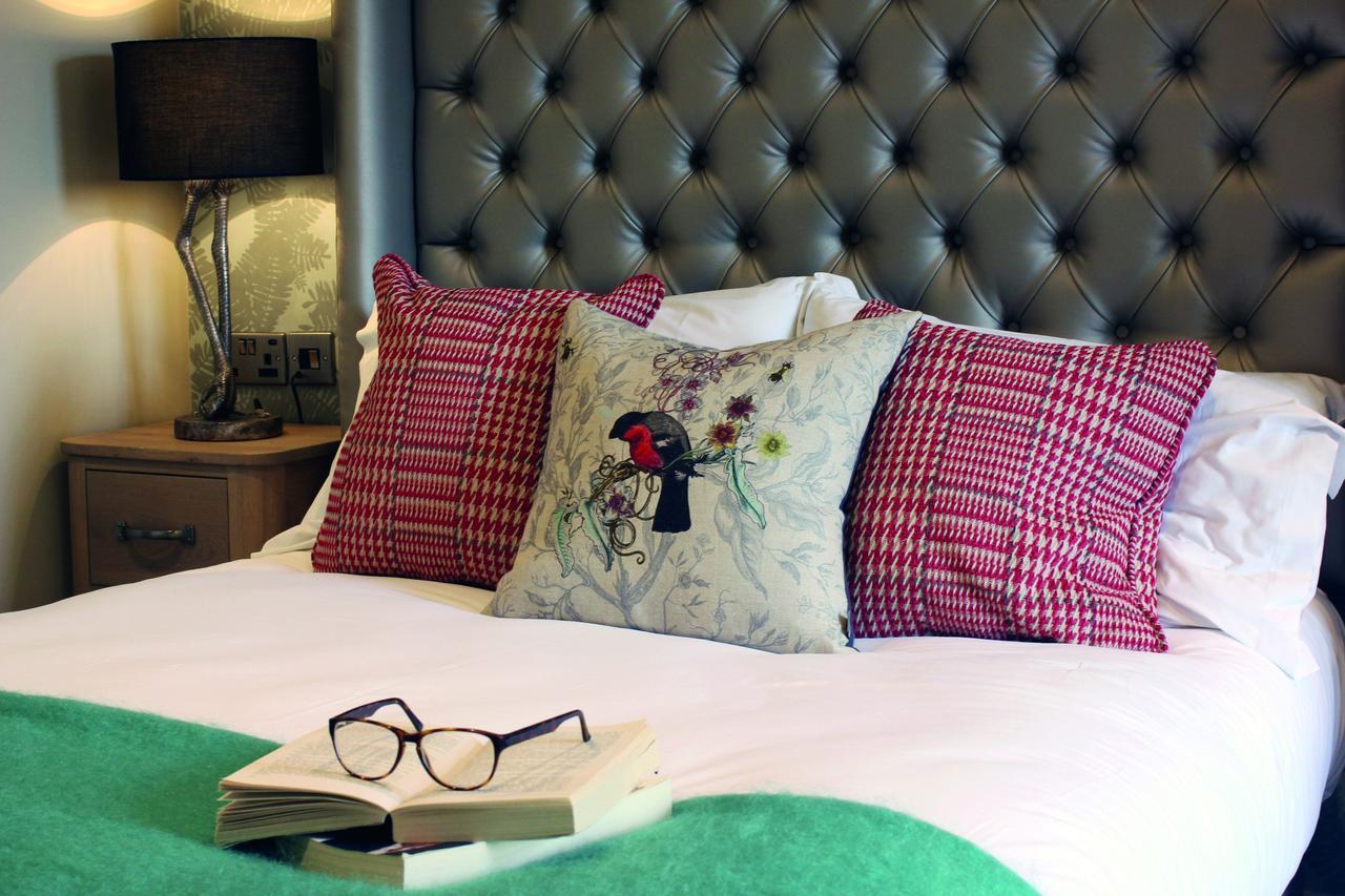 Hotel The Millstone, Mellor Blackburn  Exteriér fotografie A bed with cushions