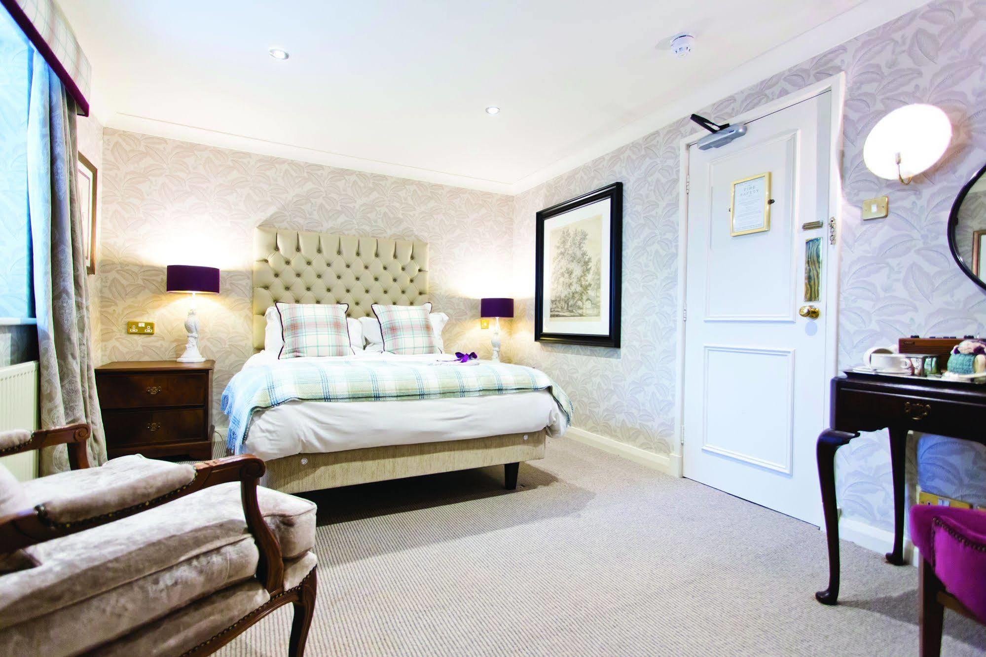 Hotel The Millstone, Mellor Blackburn  Exteriér fotografie A bedroom at The Old parsonage