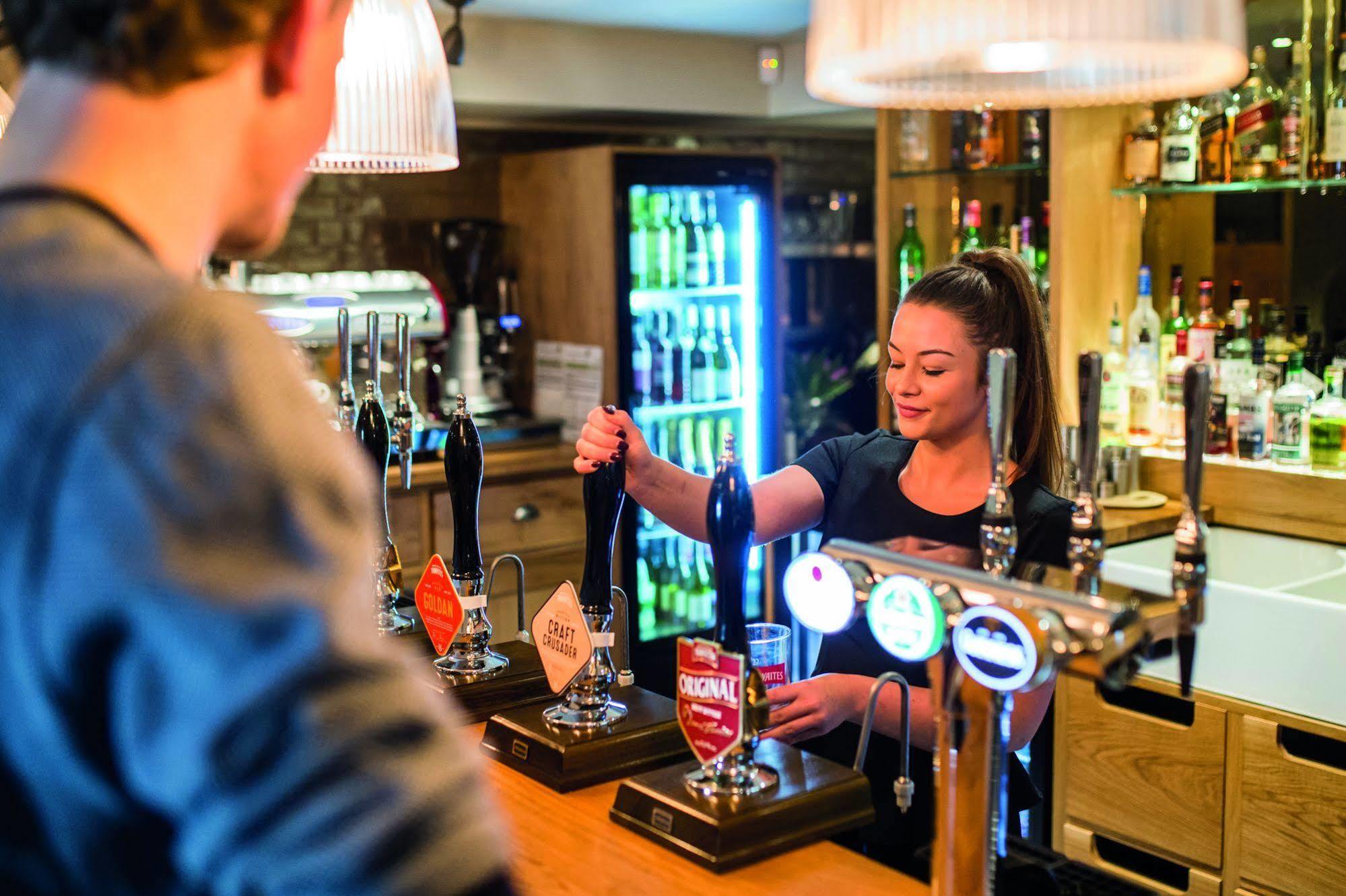 Hotel The Millstone, Mellor Blackburn  Exteriér fotografie A barmaid serving a customer